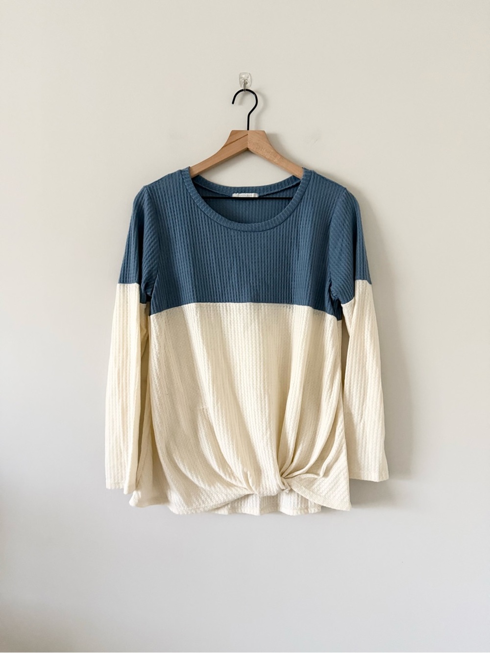Veveret Women’s Colorblock Ribbed Front-Knot Tunic Top in Blue & Cream Size M